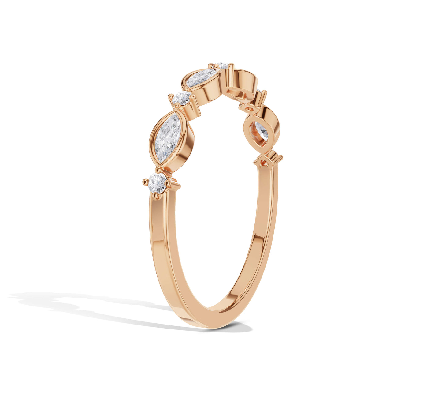 Slim band with alternating shapes of diamonds in gold