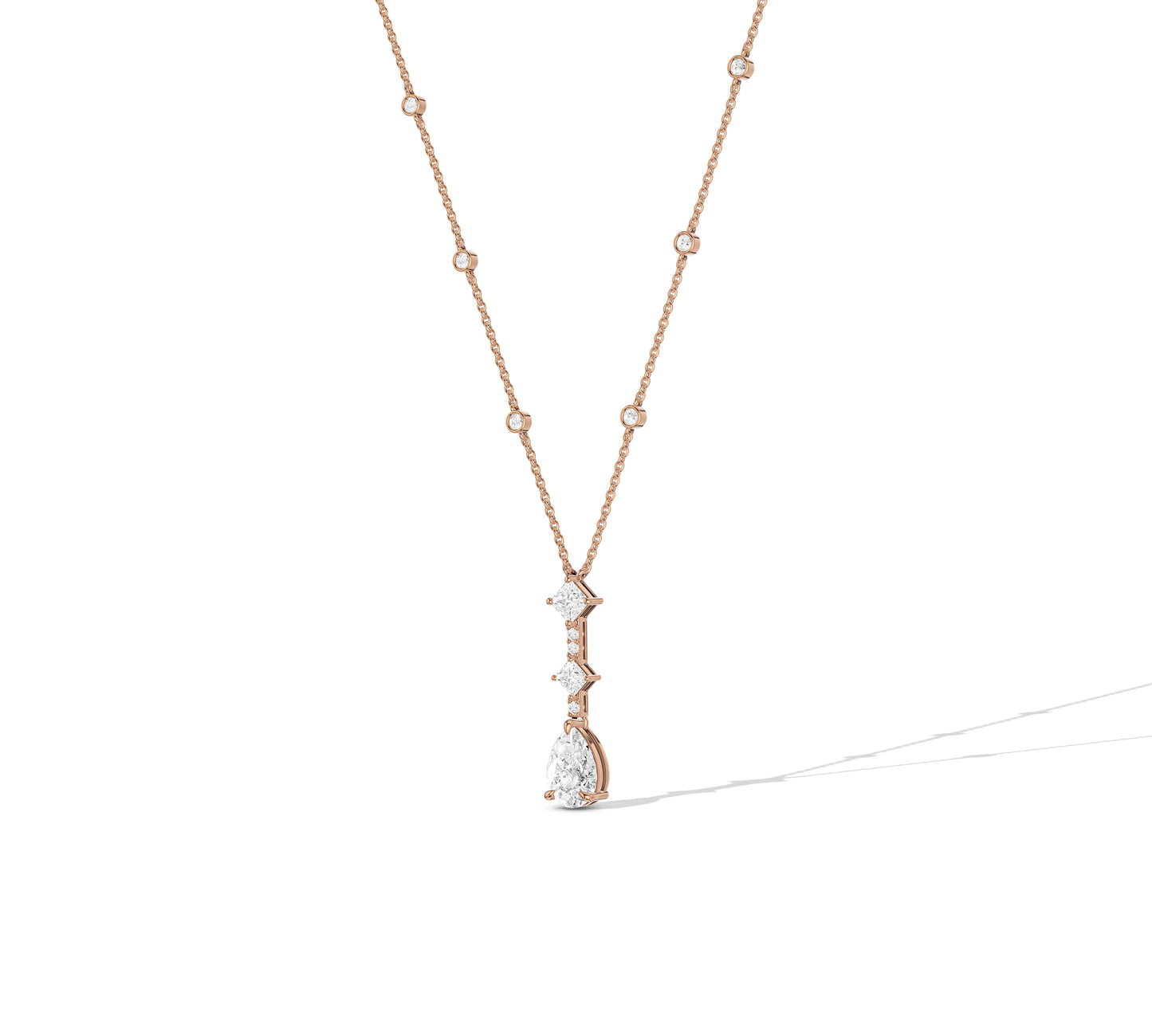 Graceful and modern gold necklace with diamond accents