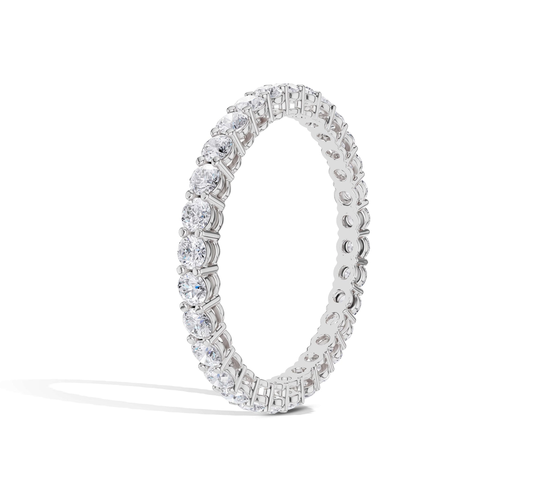 Luxury diamond ring with continuous brilliance