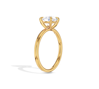 Timeless round brilliant cut ring with smooth gold band