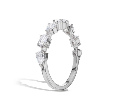 Romantic gold ring with alternating diamond cuts