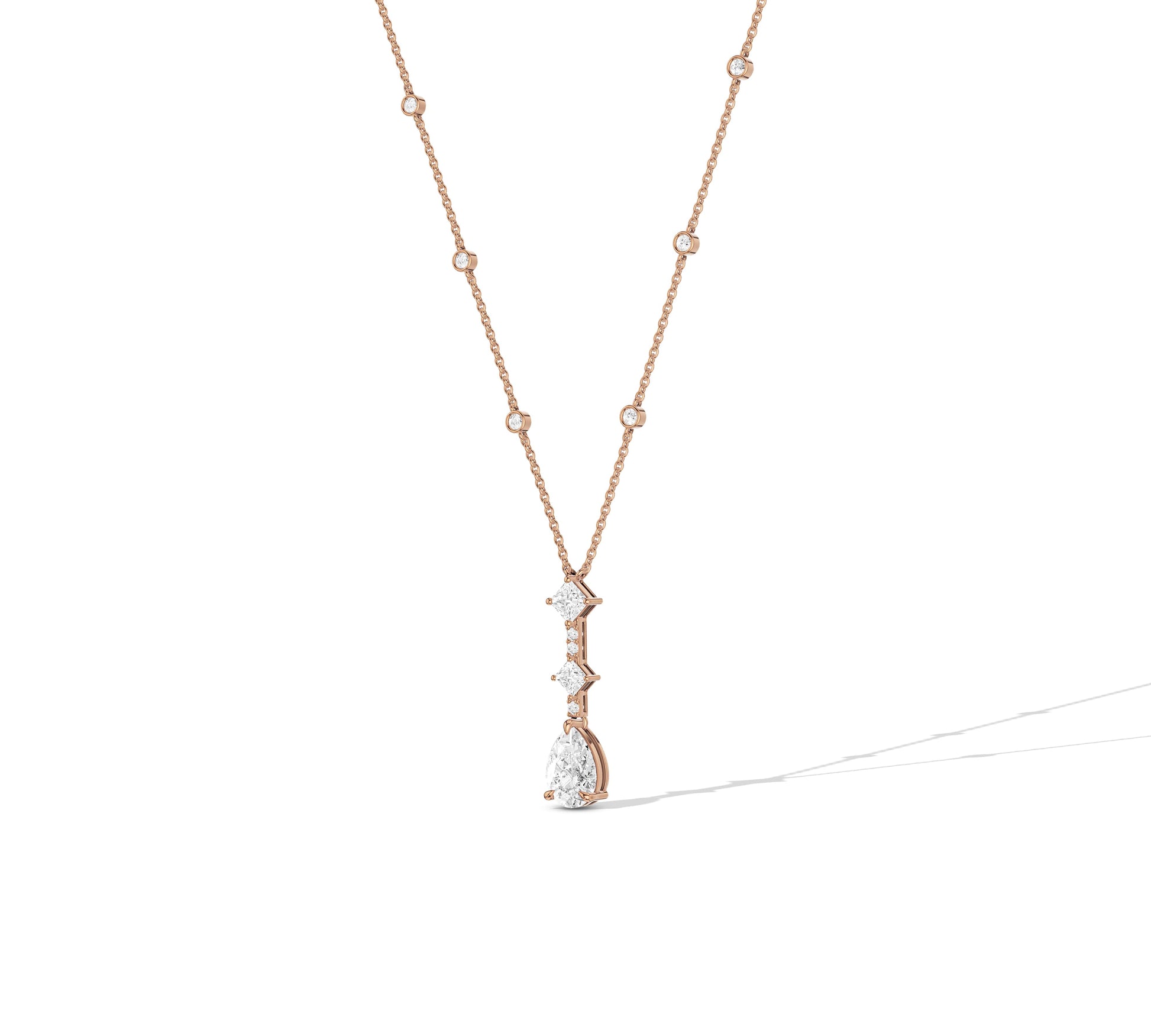 Graceful and modern gold necklace with diamond accents