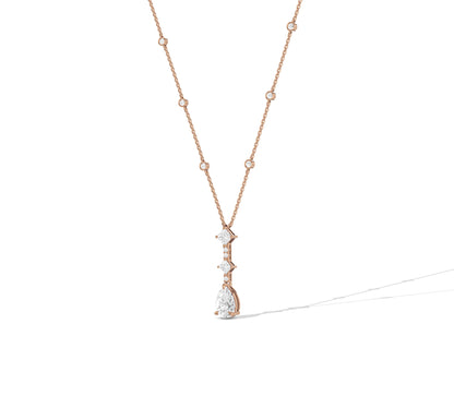 Graceful and modern gold necklace with diamond accents